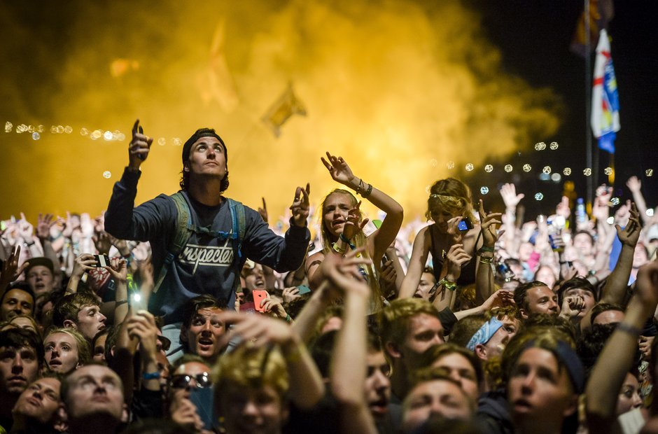 Glastonbury 2015 - Kanye crowd