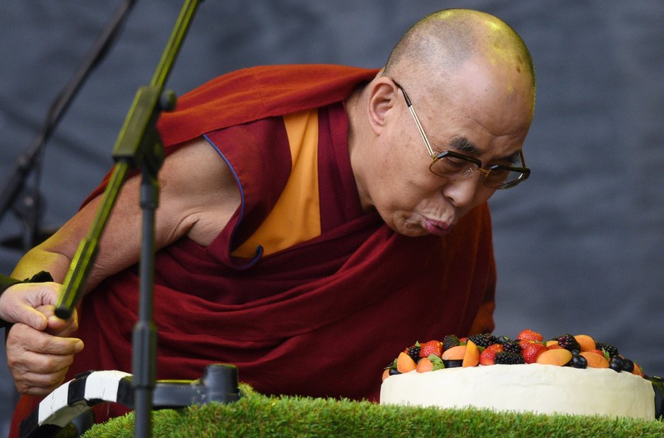 glastonbury-2015-dalai-lama-1435532557-v