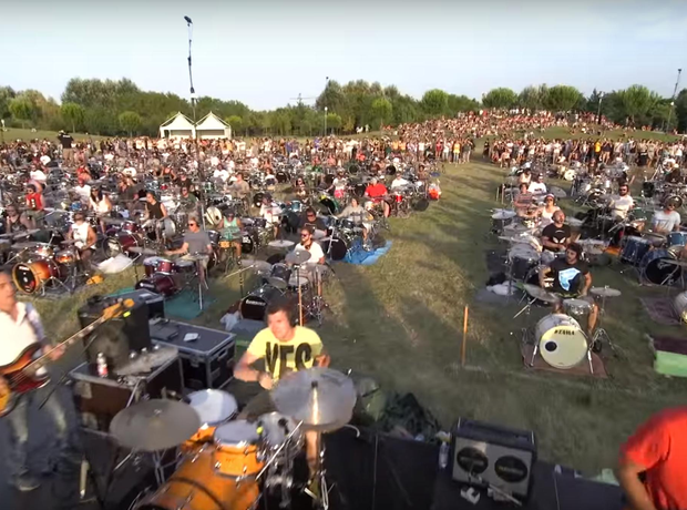 Rockin' 1000 Foo Fighters Learn To Fly