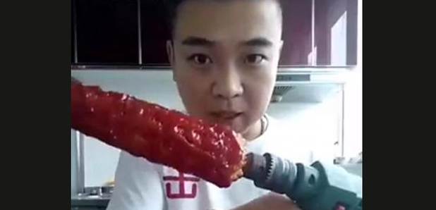 This Guy Just Tried To Hack Eating Sriracha Corn On The ...