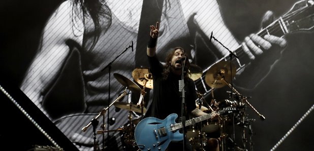 Foo Fighters Pay Tribute To Malcolm Young 2017